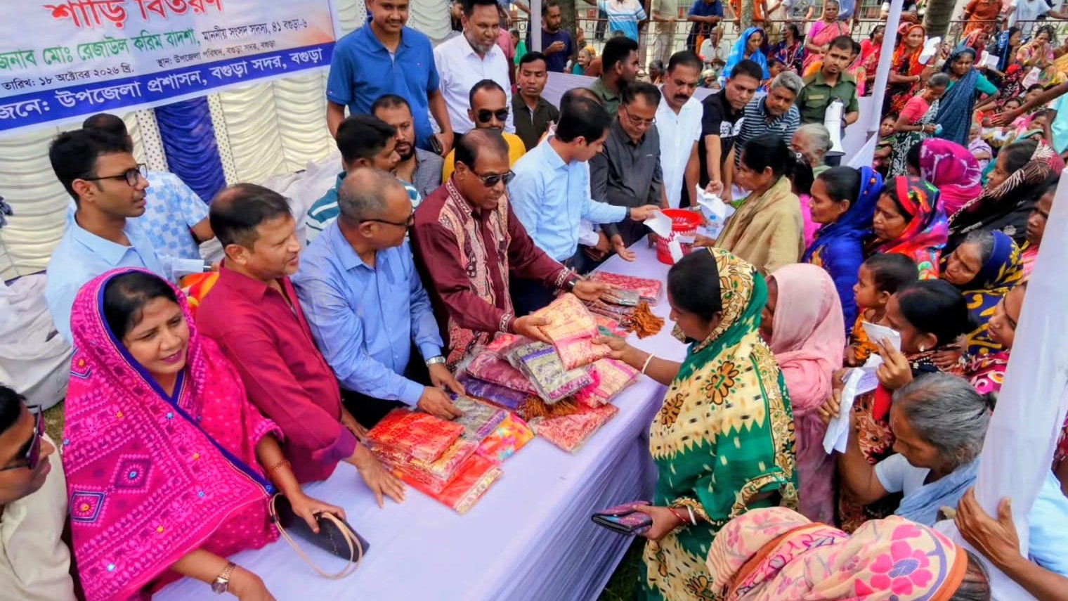 বগুড়ায় দুর্গাপূজা উপলক্ষে ২৩০০ নারী পেলেন প্রধানমন্ত্রীর উপহারের শাড়ি